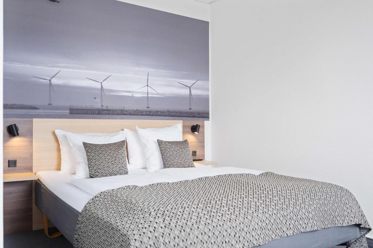 Deluxe Room One Queen One Single Bed