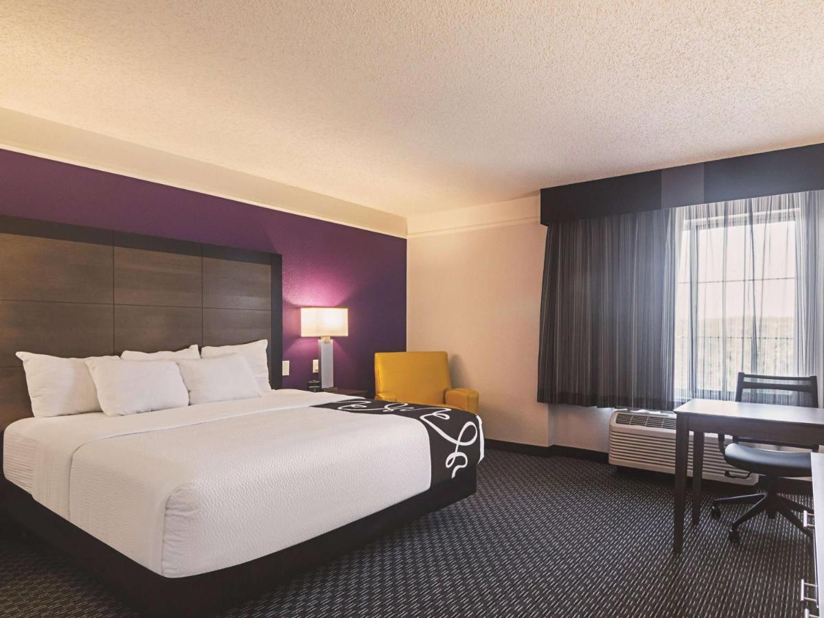 King Room with Bath Tub - Mobility Accessible/Non-Smoking