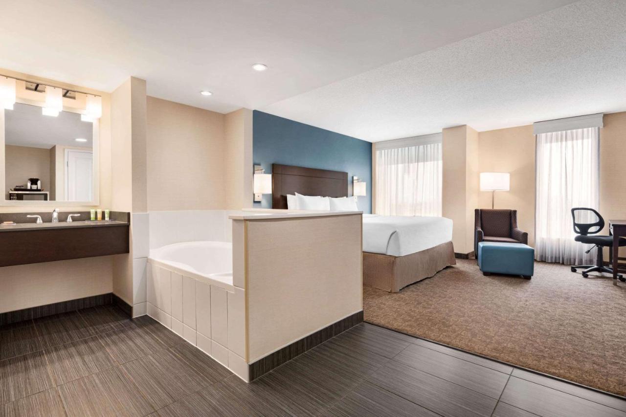 King Room Hot Tub
