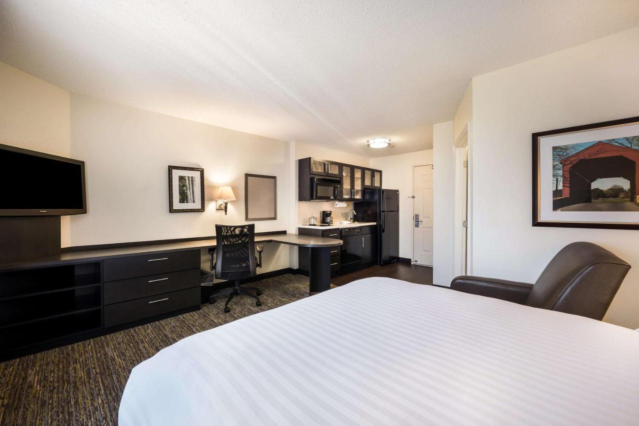 Queen Studio Suite Bathtub Mobility Accessible