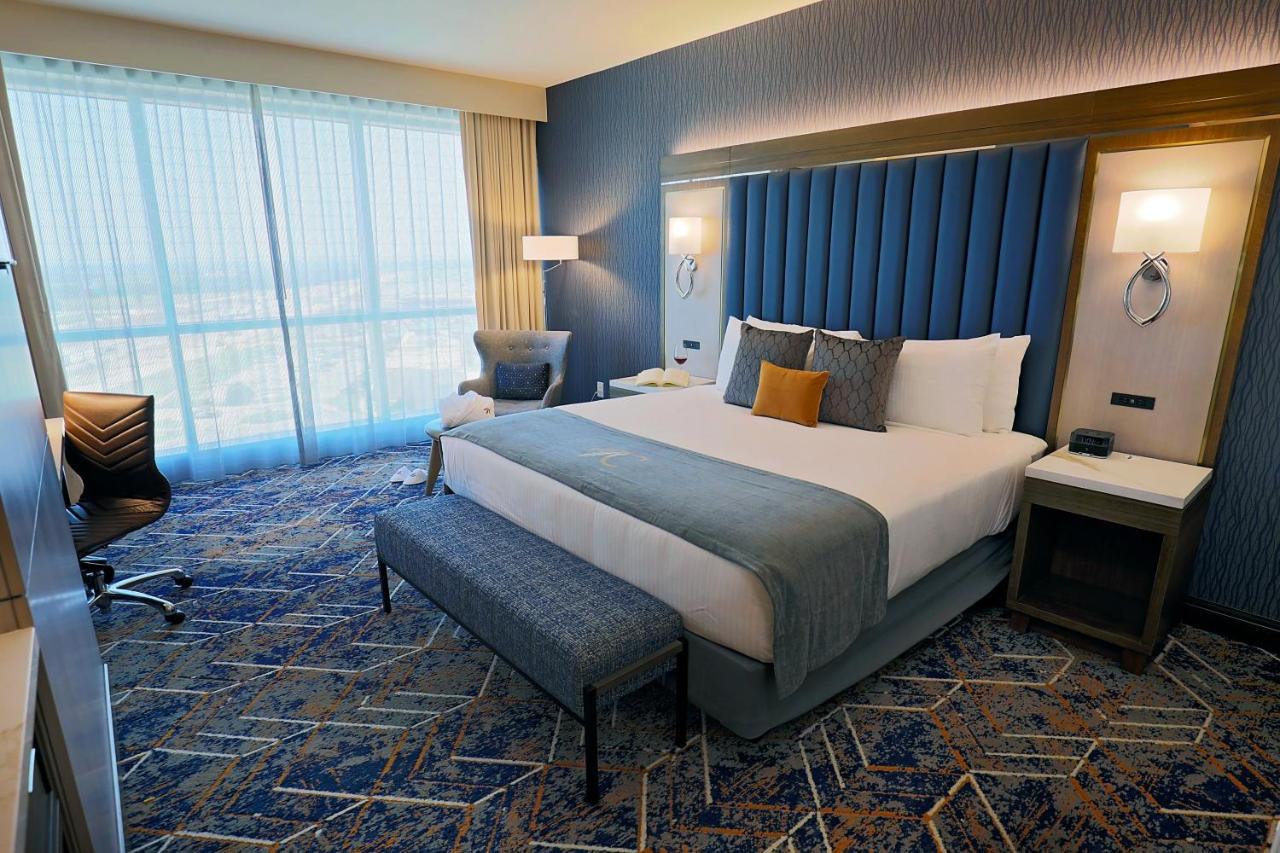 Deluxe King Room with Roll-In Shower, Sky Tower - Mobility and Hearing Accessible/Non-Smoking,1765389151:JPEG