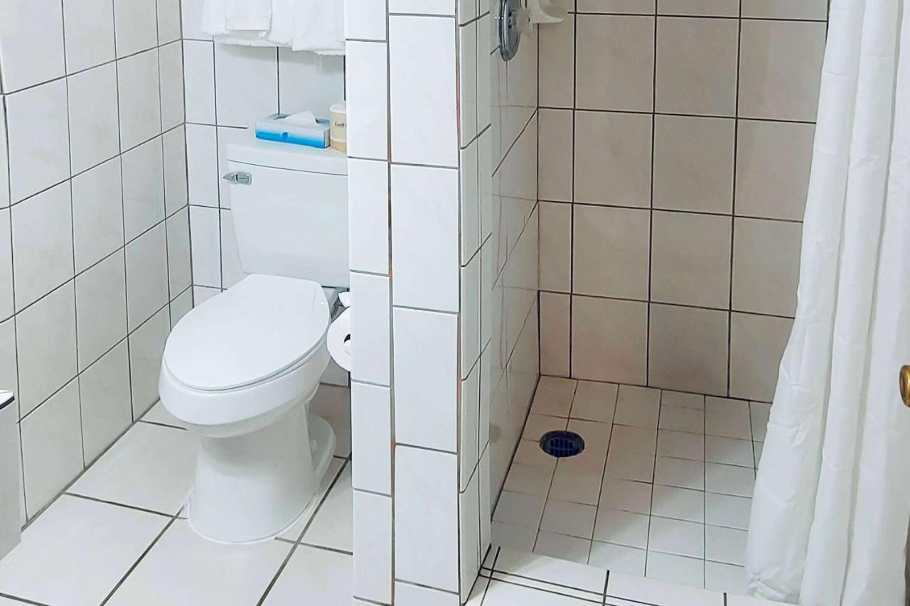 King Room with Mobility Access and Bathtub with Grab Bars, Non-Smoking