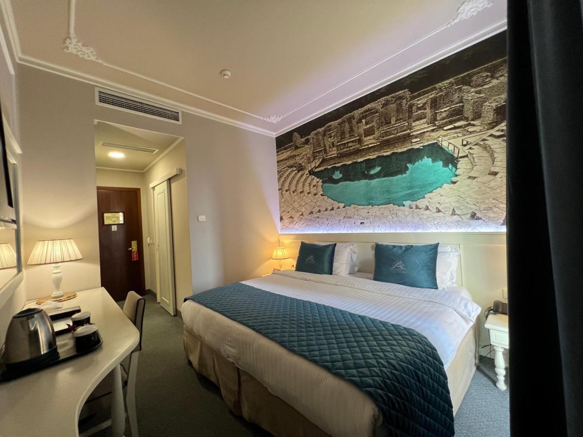 Standard Double or Twin Room Corner Sea View