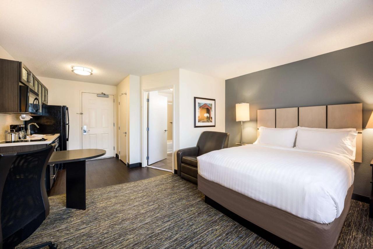 Queen Studio Suite Bathtub Mobility Accessible