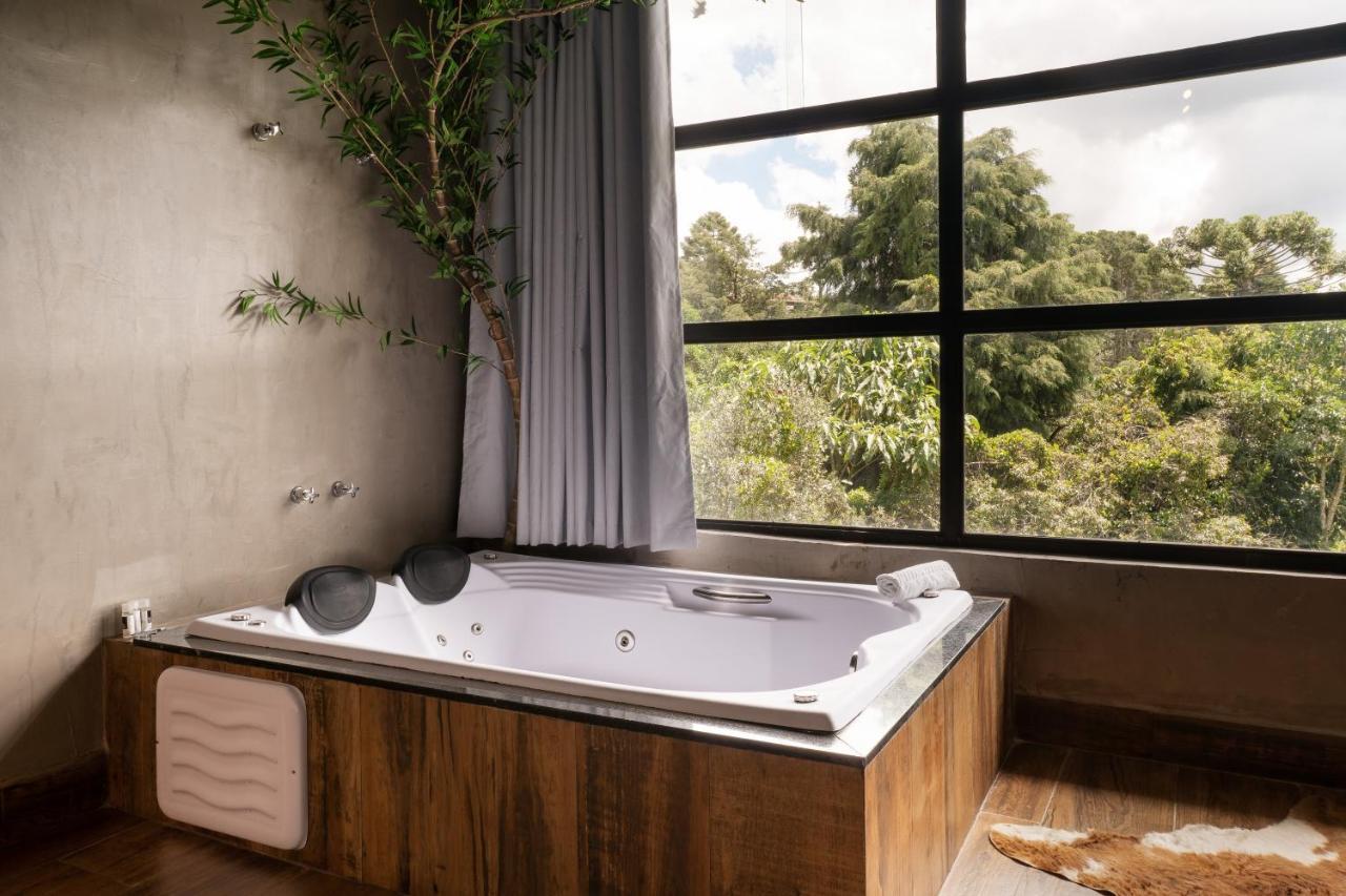 Deluxe Suite Spa Bath