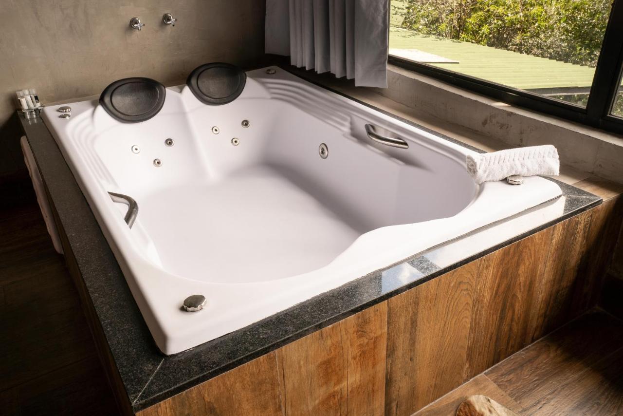 Deluxe Suite Spa Bath