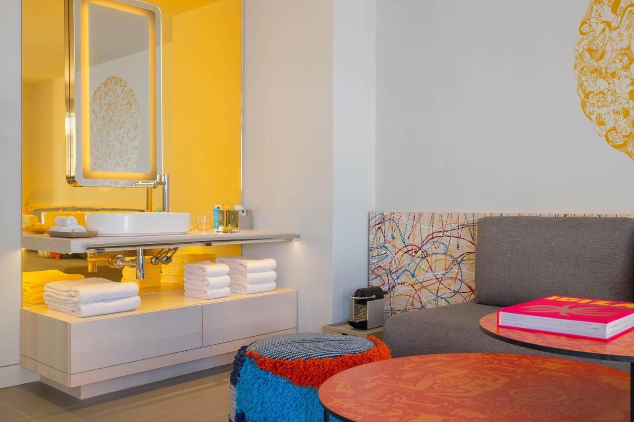 Deluxe King Room Balcony City View