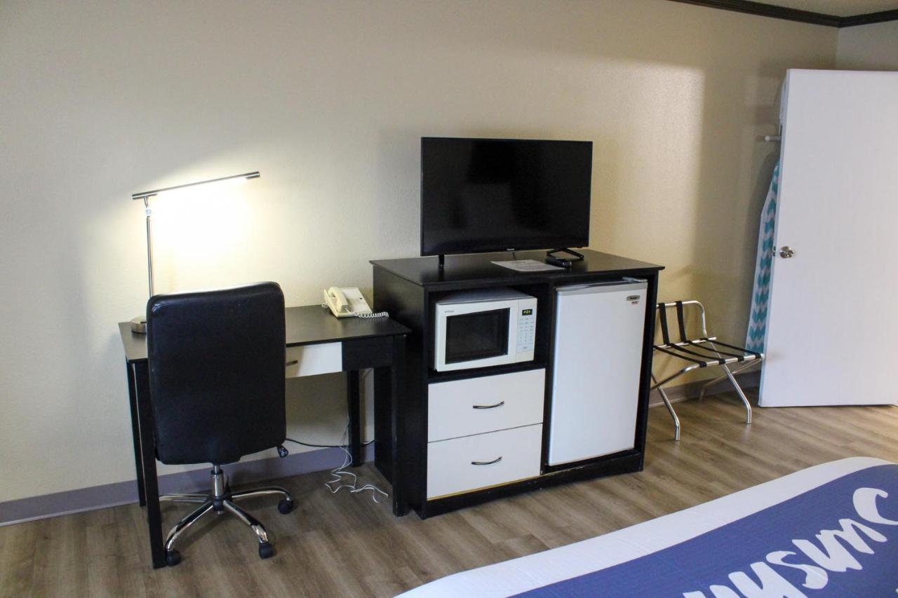 Queen Room Two Queen Beds Mobility Access or Non-Smoking