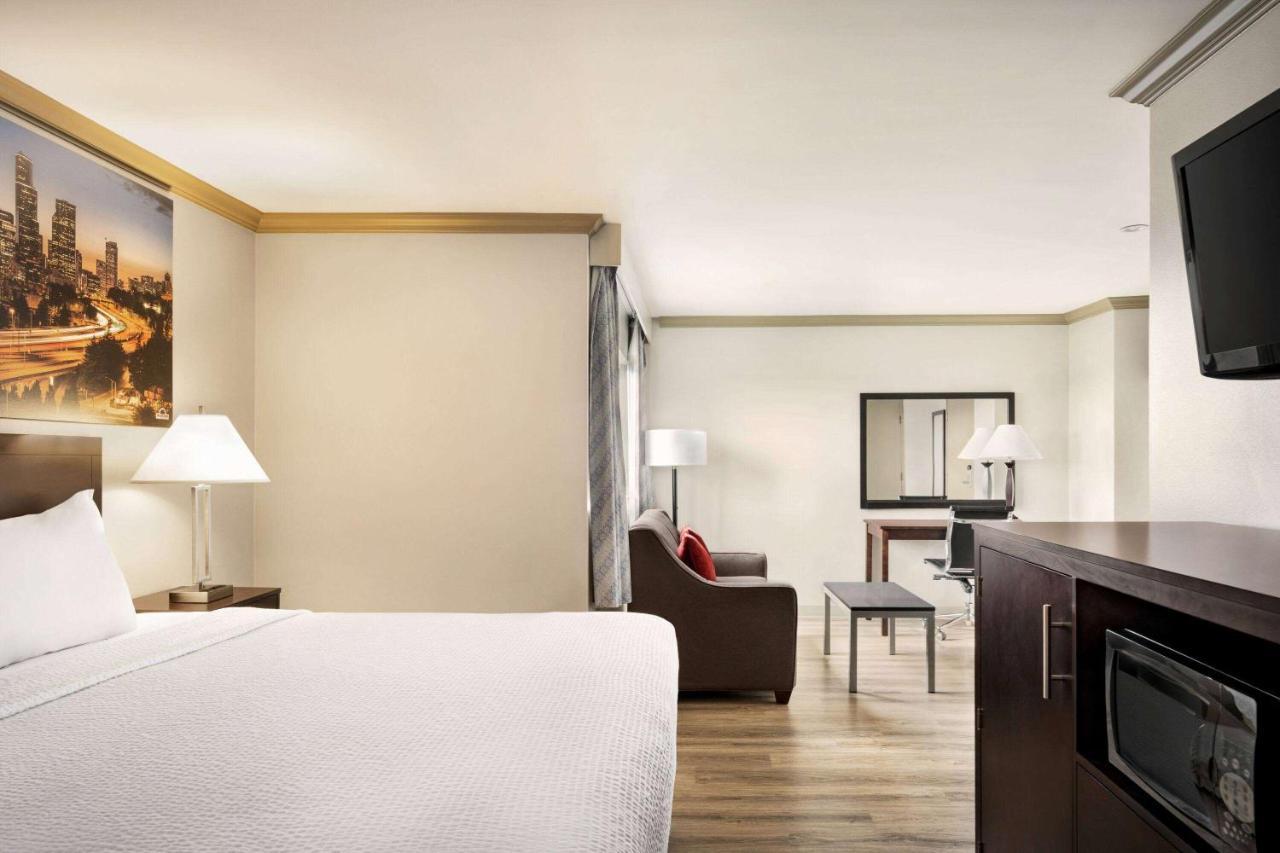 One-Bedroom King Suite - Non-Smoking