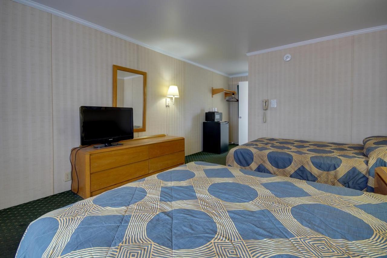 2 Double Bed Poolside