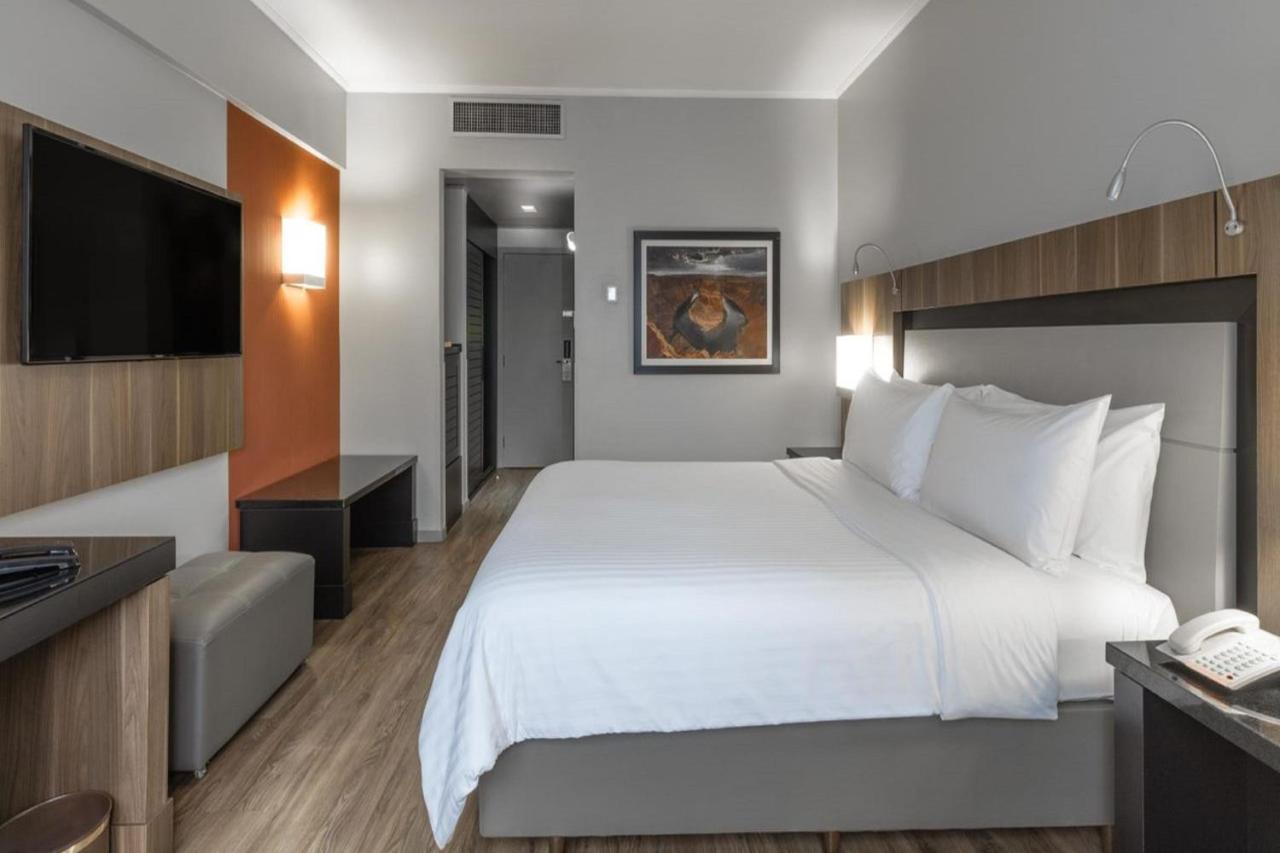 Executive King Guest Room Lounge Access