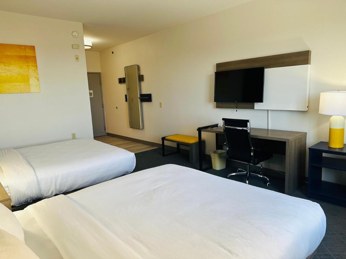 Queen Room with Two Queen Beds - Non Smoking