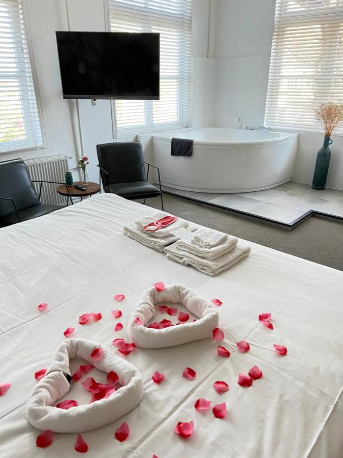 King Suite Spa Bath
