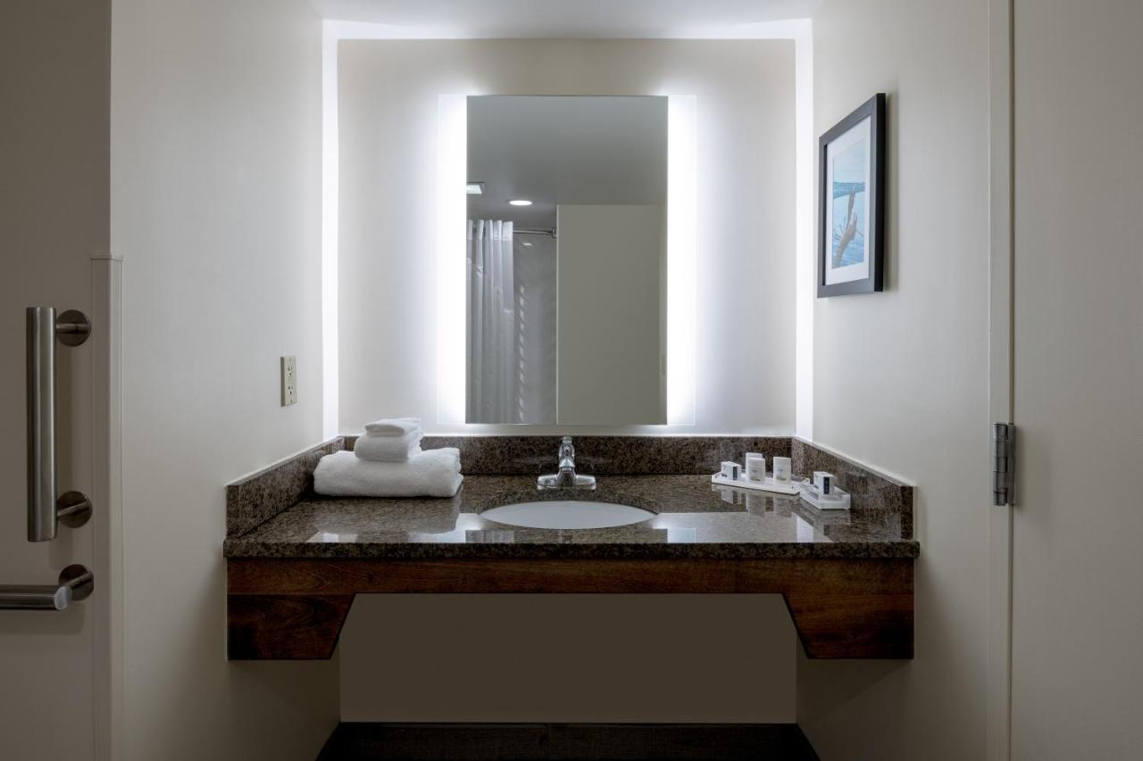 Standard King Room Mobility Accessible Tub