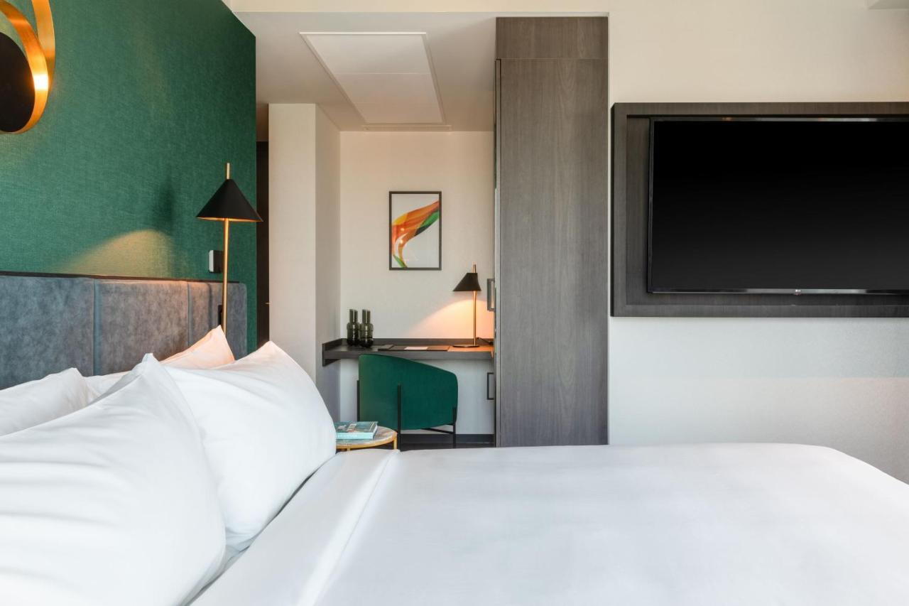 Superior King Room City View