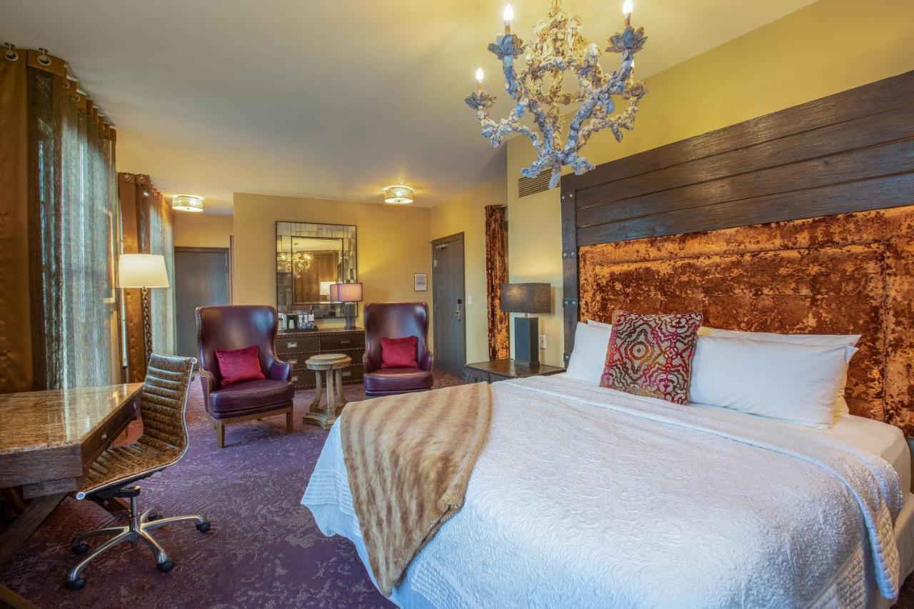 Corner King Room