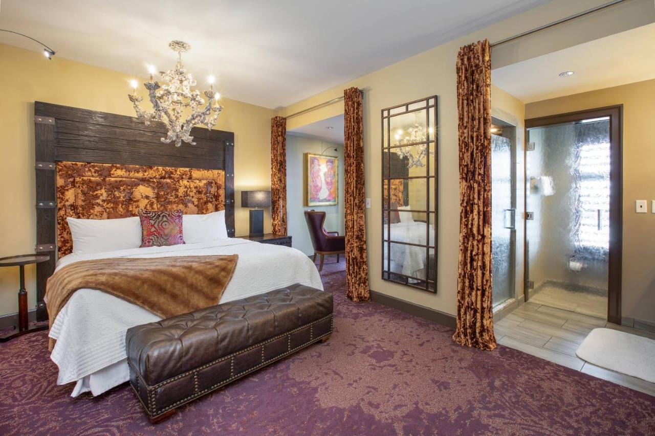 Corner King Room