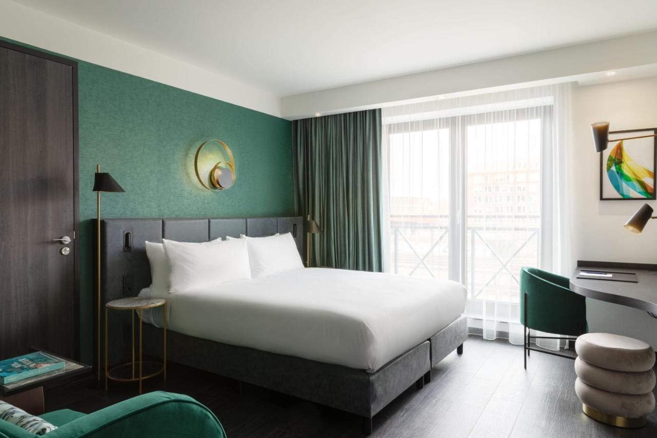 Superior King Room City View