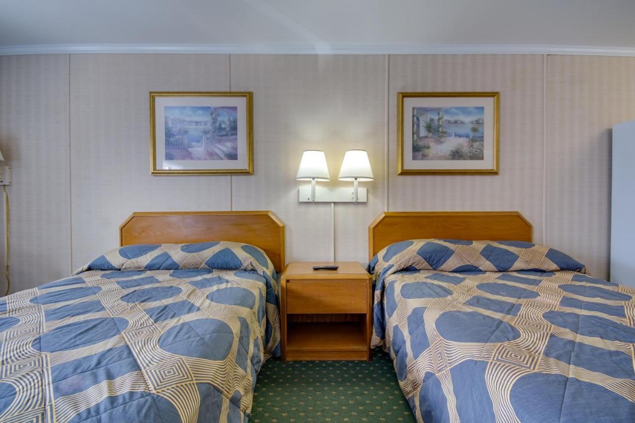 2 Double Bed Poolside
