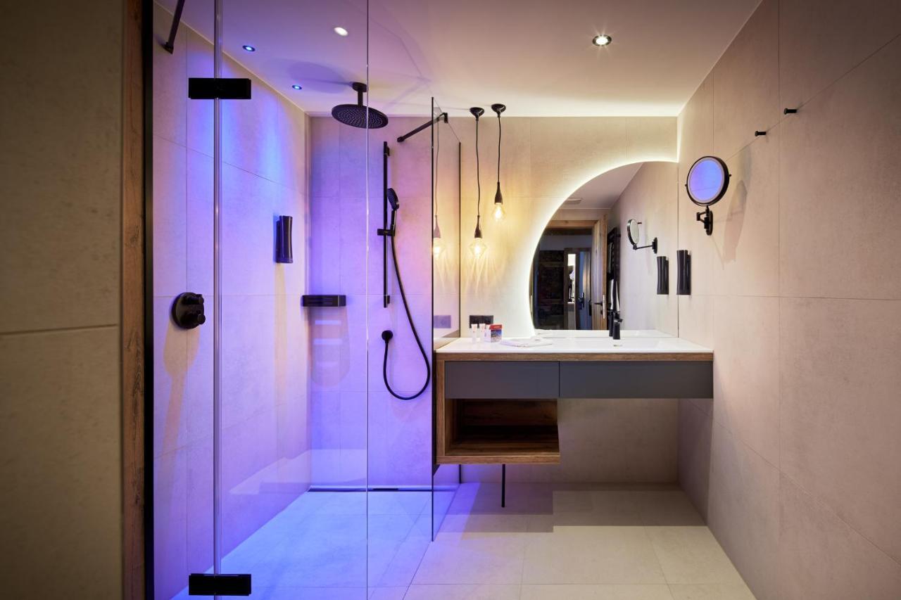 Deluxe Double Room Shower