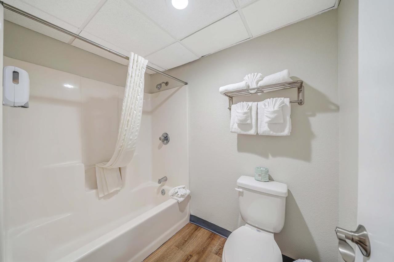 Beachfront Premier Walkout Suite - Queen/Queen with Kitchen
