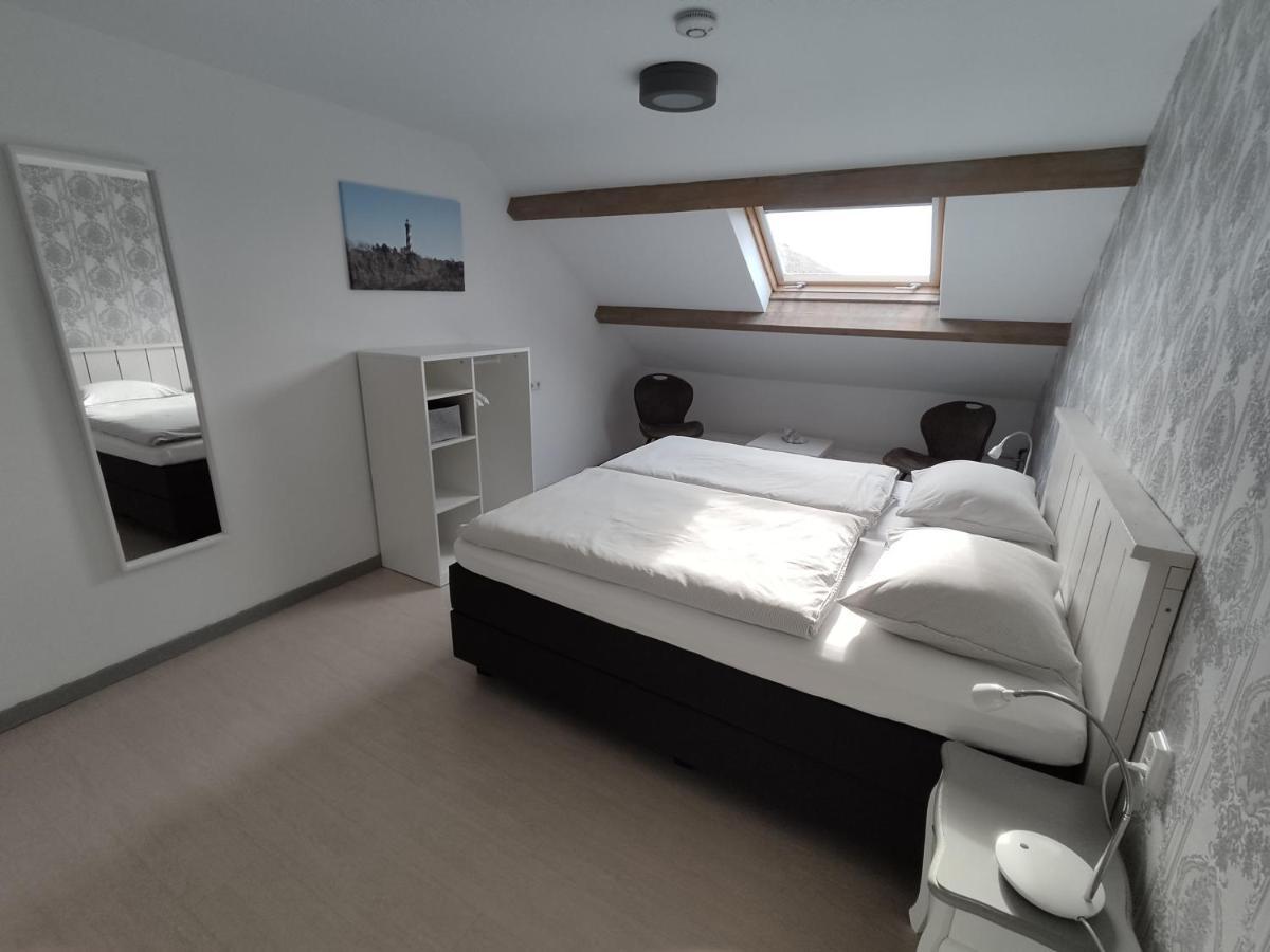 Tweepersoonskamer met 2 Aparte Bedden en Eigen Badkamer