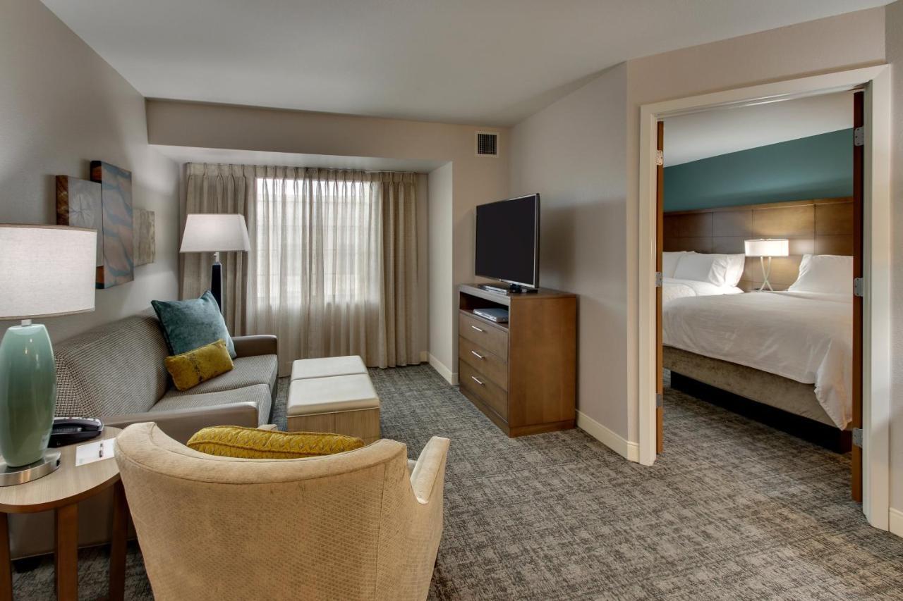 One-Bedroom Queen Suite Two Queen Beds