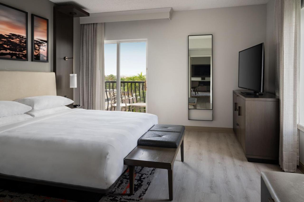 One-Bedroom Suite, 1 Bedroom Larger Suite, 1 King, Sofa bed