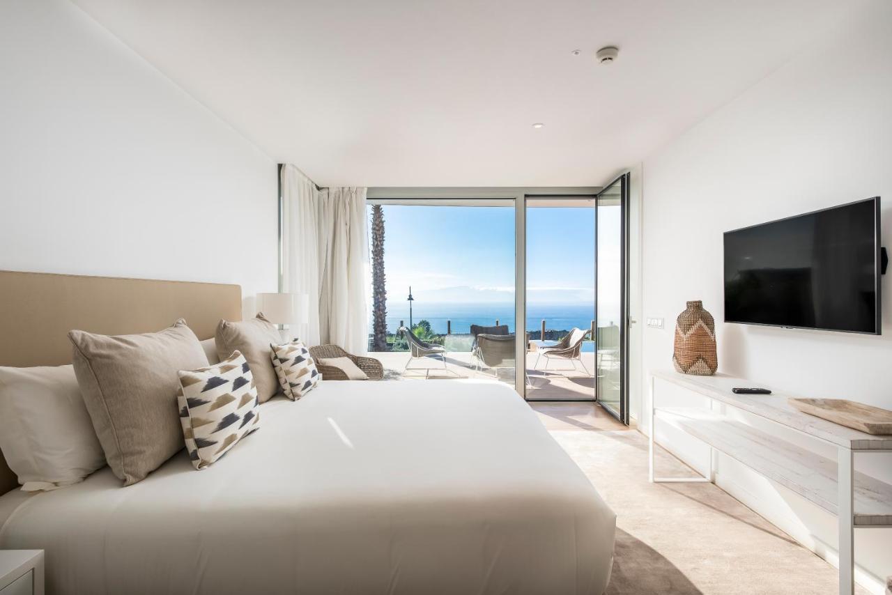 Three-Bedroom Villa Sea Views a private swimming pool