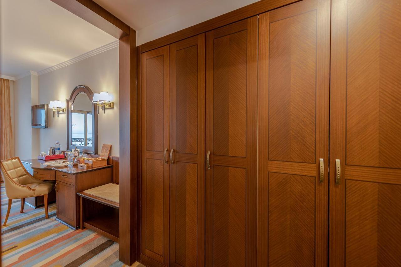 Corner Superior Room City or Sea View