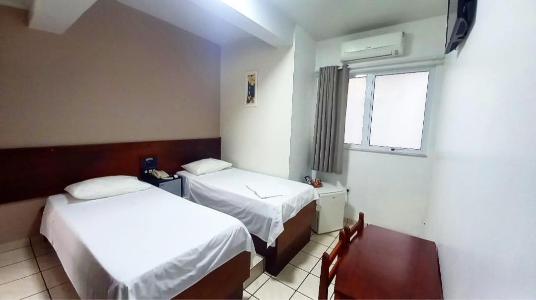 Quarto com 2 Camas de Solteiro