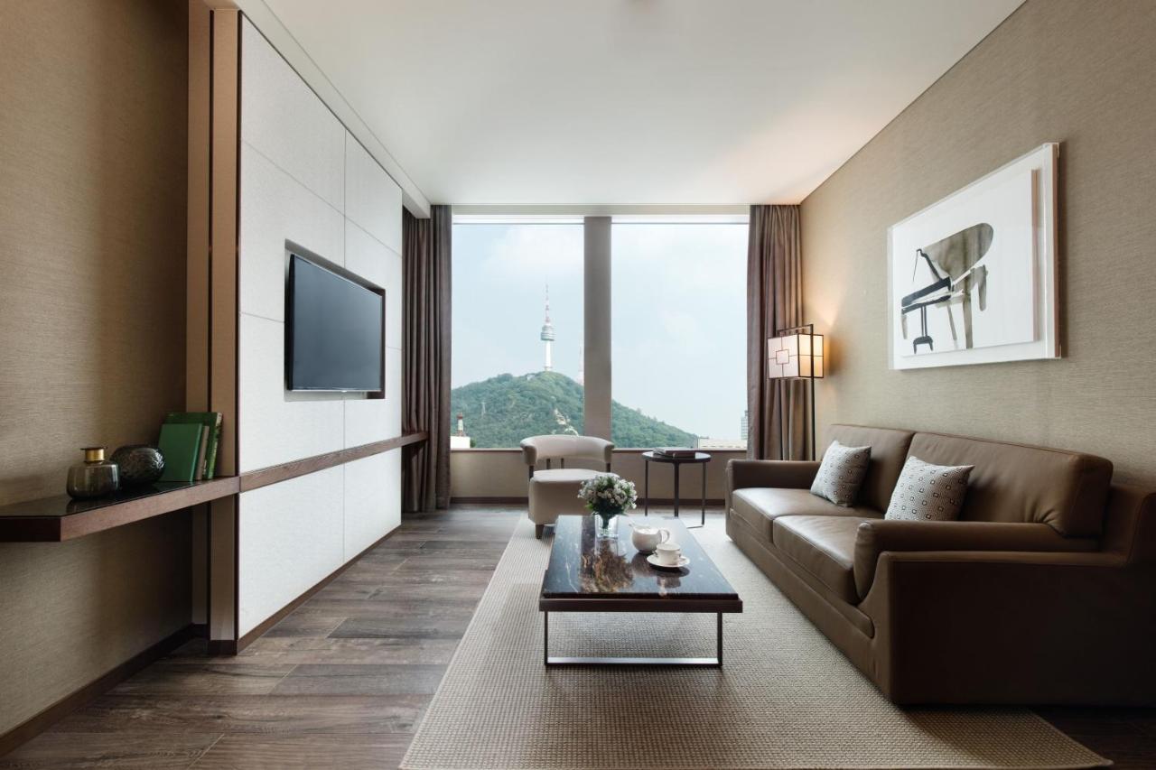 Junior Suite mit Kingsize-Bett und Blick auf den Seoul N Tower