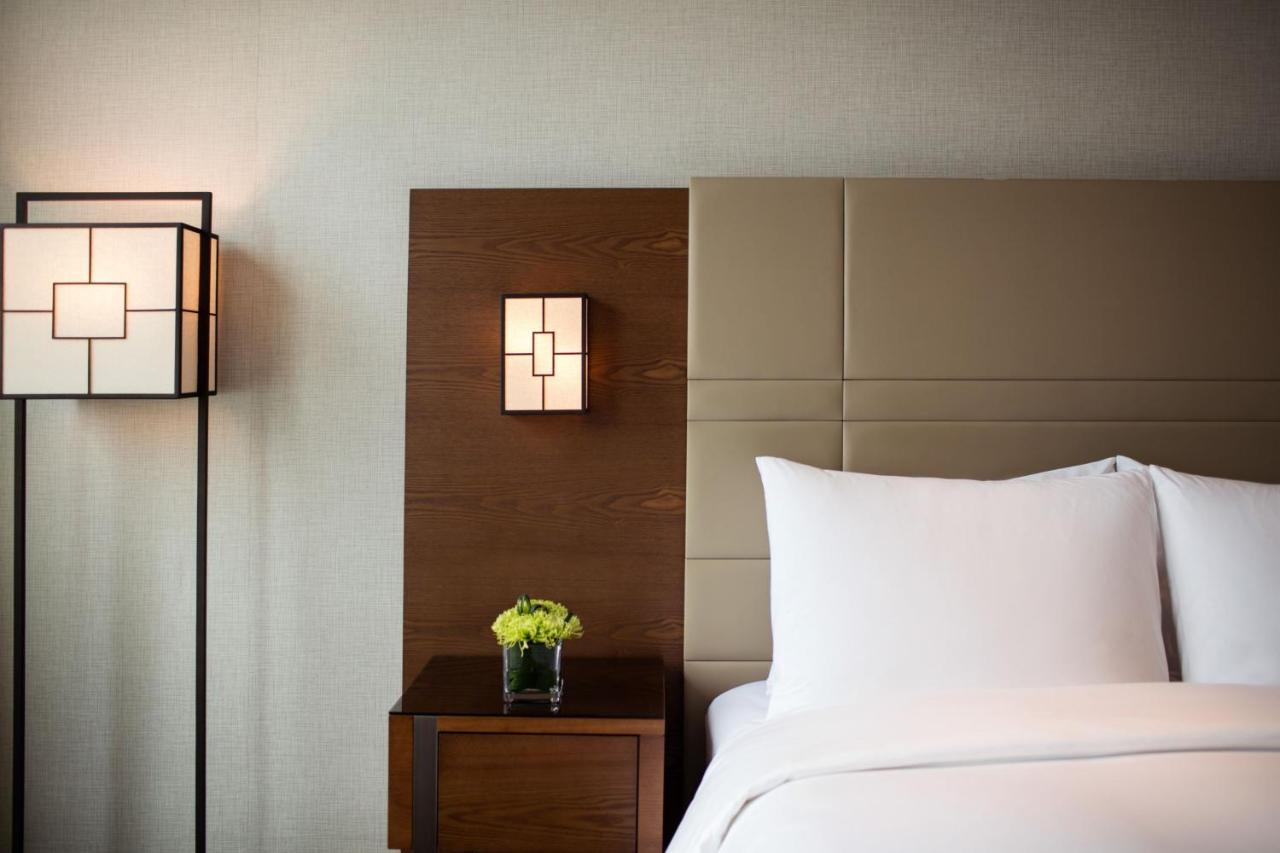 Großes Deluxe Zimmer mit Kingsize-Bett und Blick auf den Seoul Tower