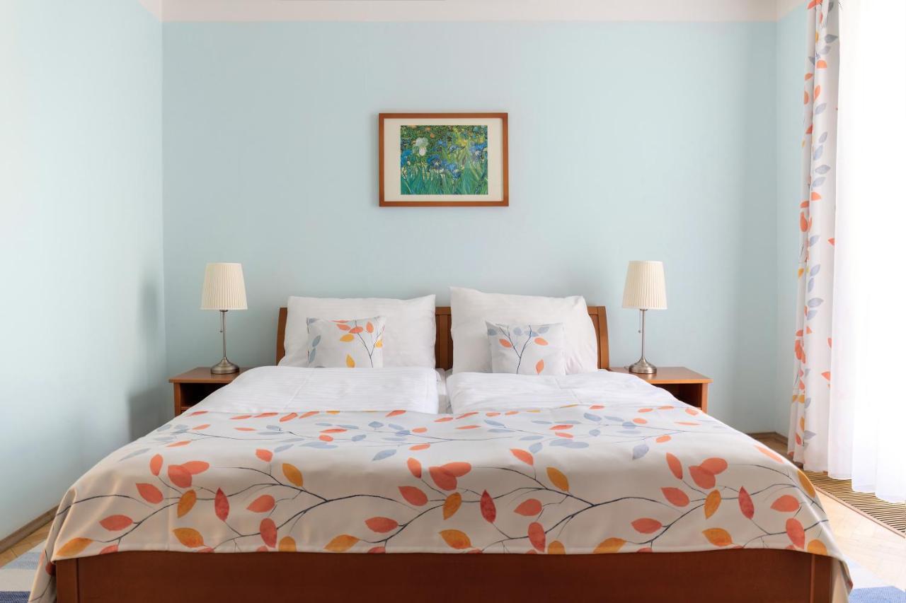 Deluxe Apartment Double Bed Sofa