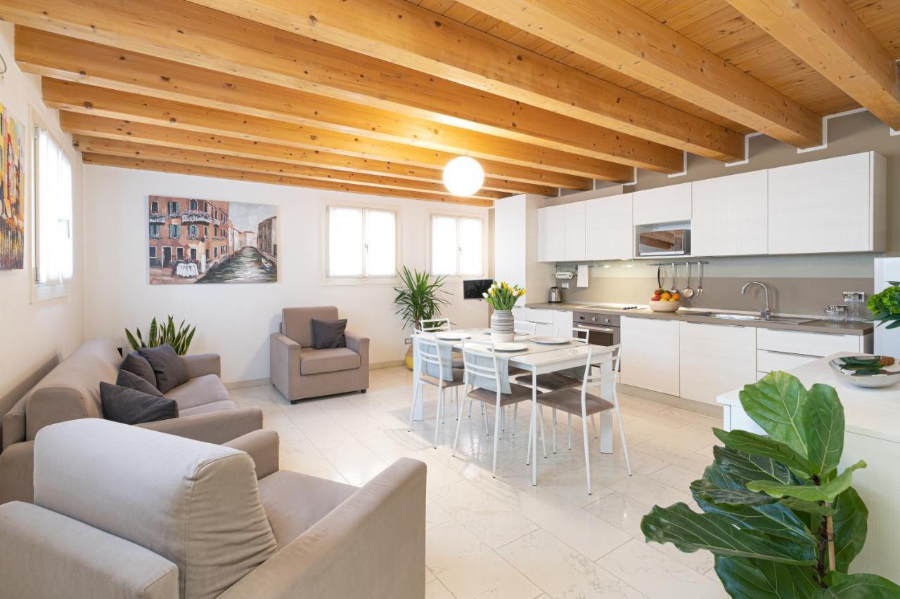 Two-Bedroom Apartment Split Level Canal View