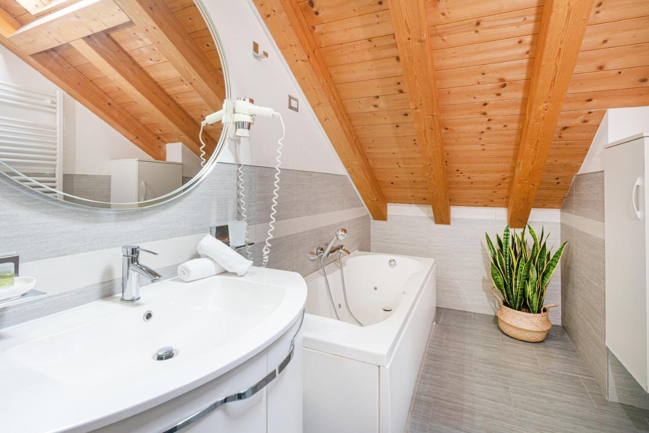 Two-Bedroom Apartment Split Level Canal View