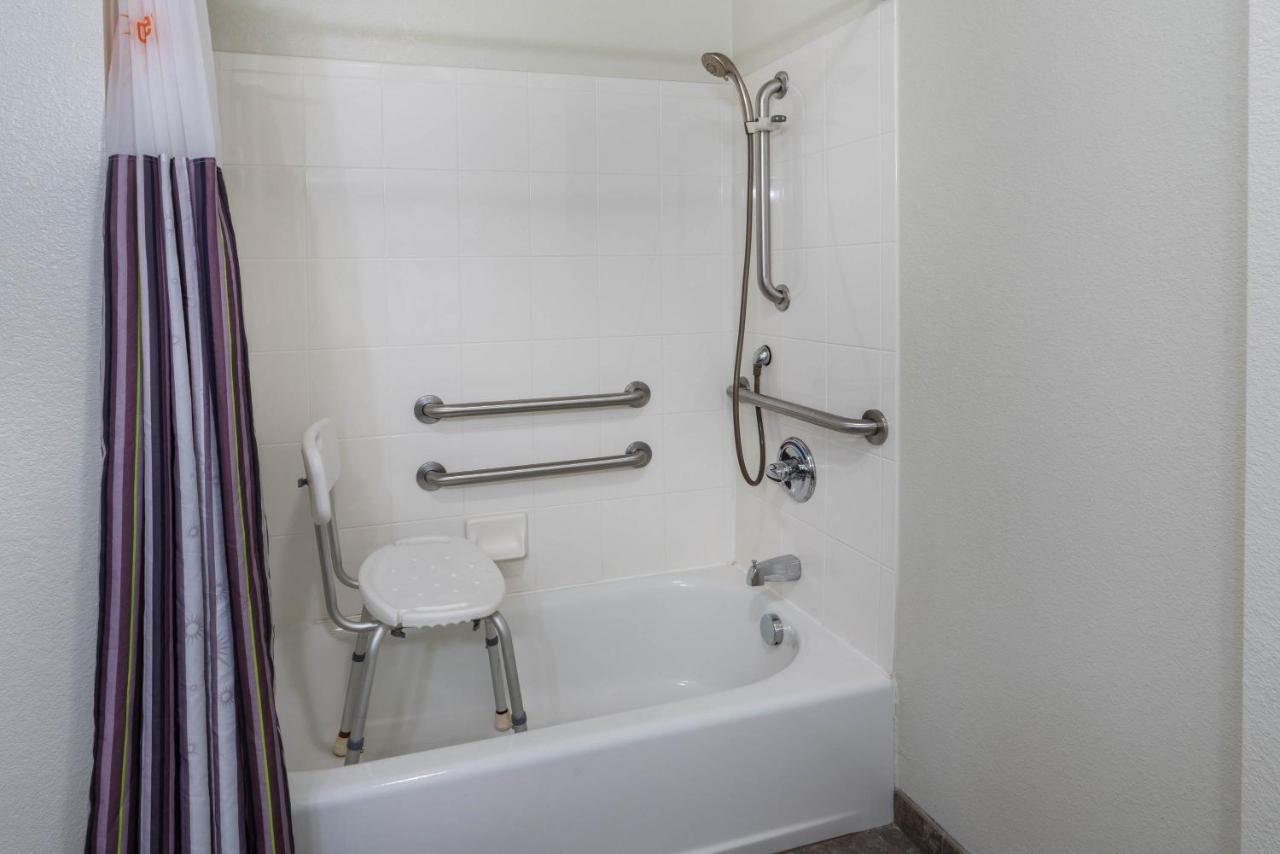 Deluxe King Room Mobility Access or Non-Smoking