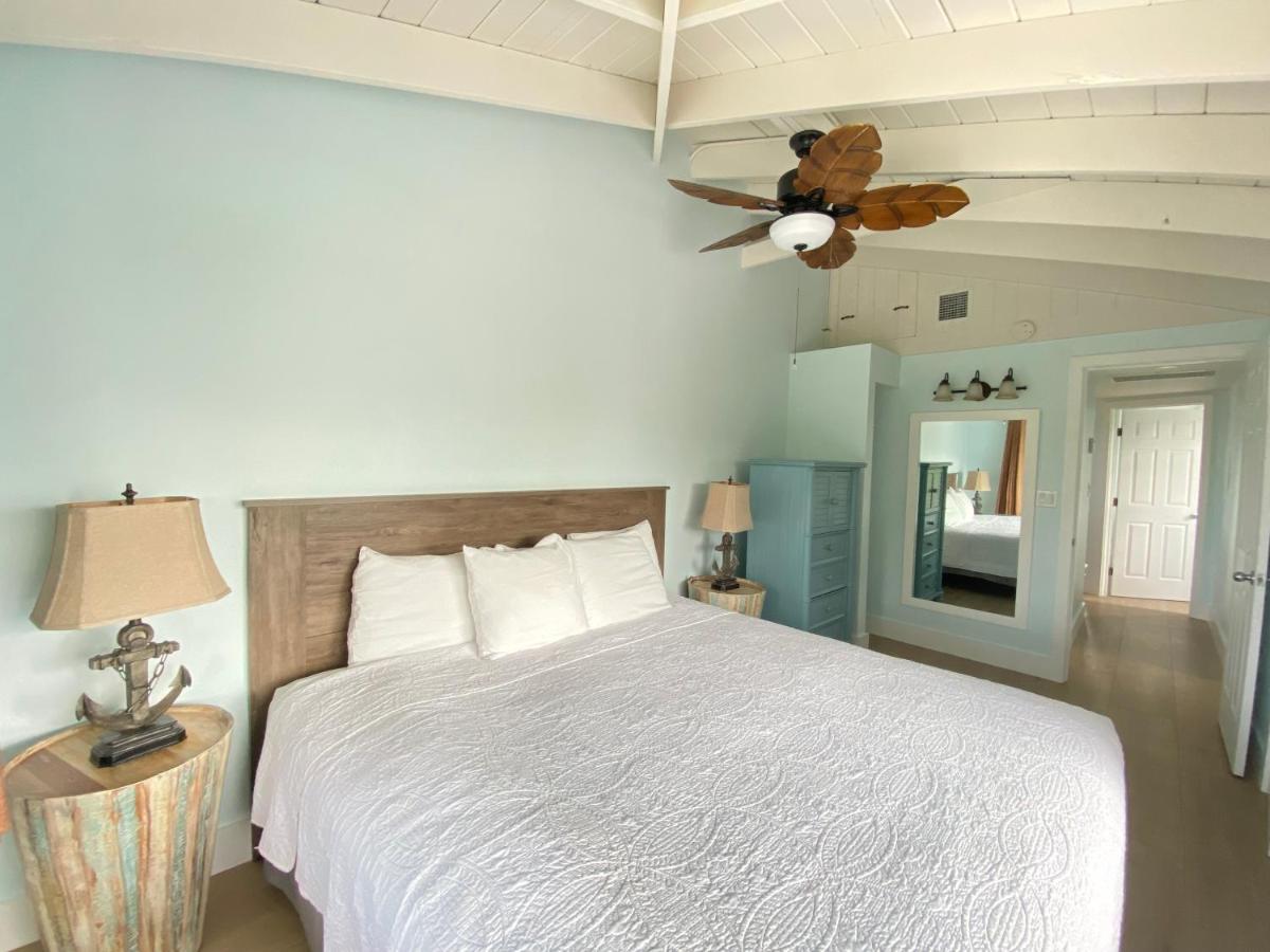 Deluxe Queen Two-Bedroom Two-Bathroom Apartments