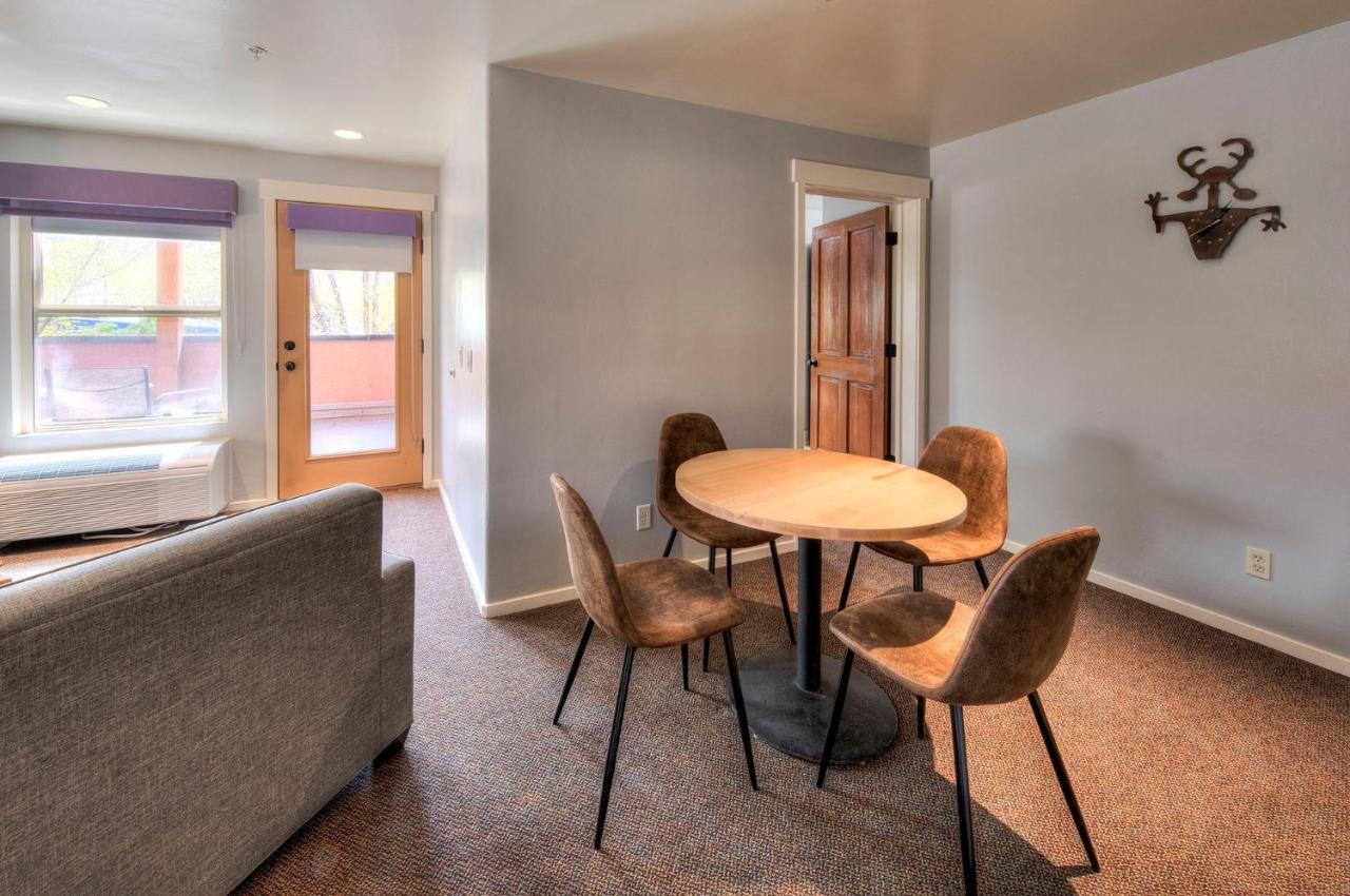 Deluxe Double Studio,1367584370:JPEG