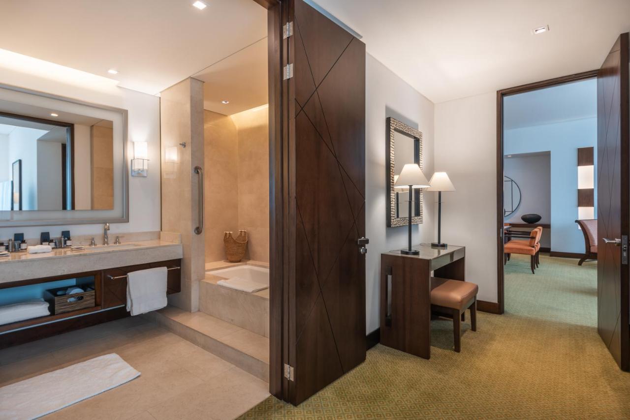 Junior King Suite Executive Lounge Access