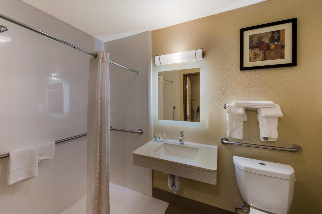 Queen Room Accessible or Nonsmoking
