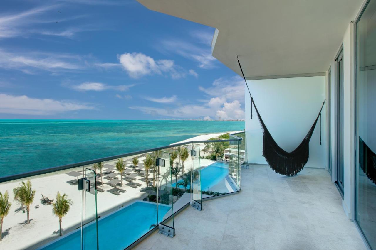 Deluxe One Bedroom Suite Ocean Front Double,1371206933:JPEG