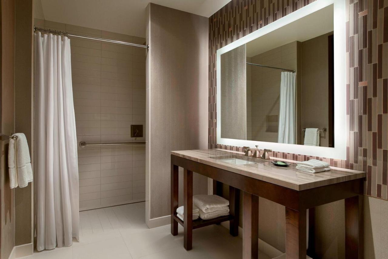 Deluxe Room Guest room 1 King City view
