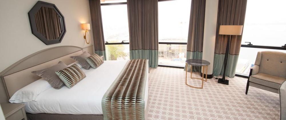 Habitación con cama grande y vistas al mar