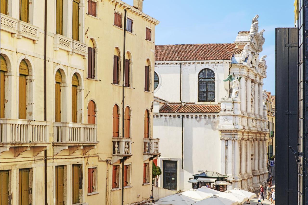 Suite Serenissima mit 1 Schlafzimmer und 1 Kingsize-Bett und Aussicht auf die Kirche Santa Maria del Giglio