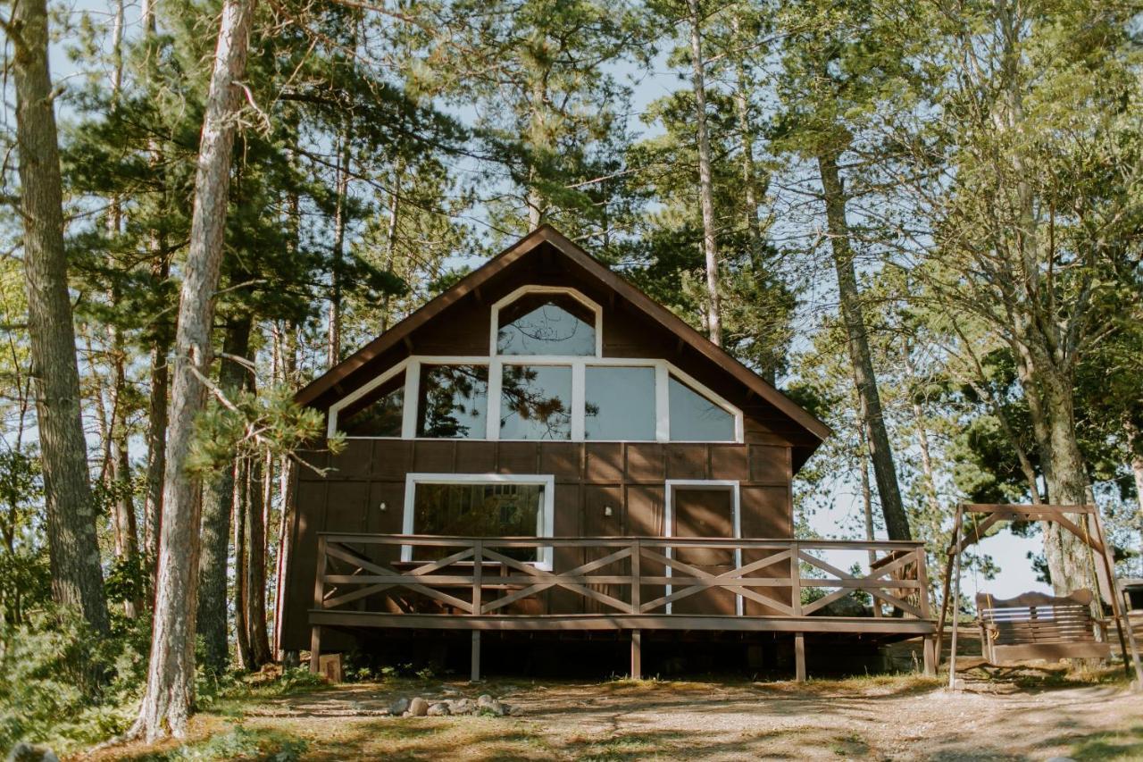 Sunrise Cabin – Lakeside Deck