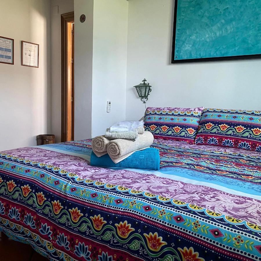 Zimmer mit Kingsize-Bett und Gartenblick.