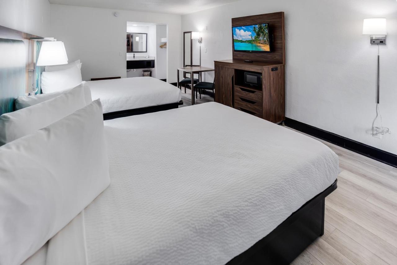 Standard Queen Room with 2 queen beds, non-smoking first floor only, wall view,1378149155:JPEG
