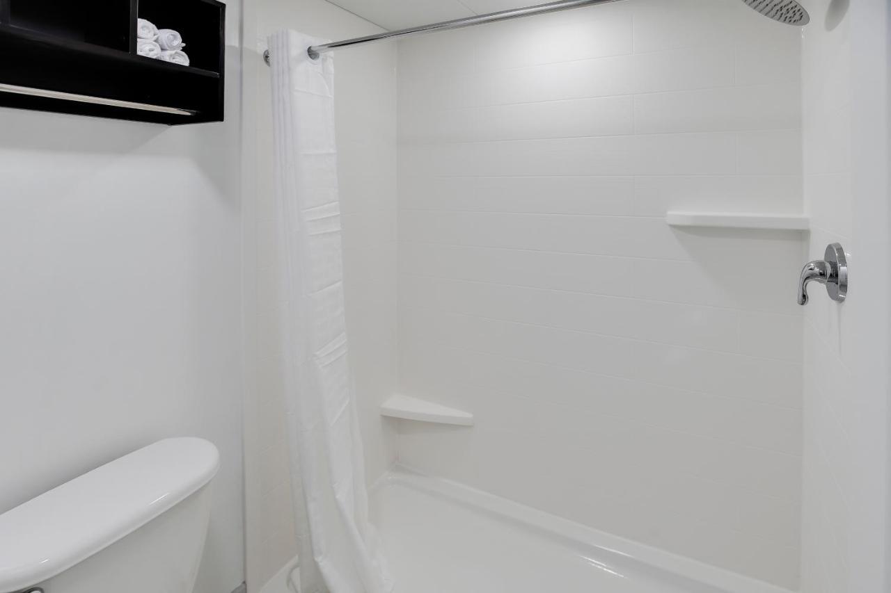 Queen Room 2 queen beds non-smoking ocean view side view