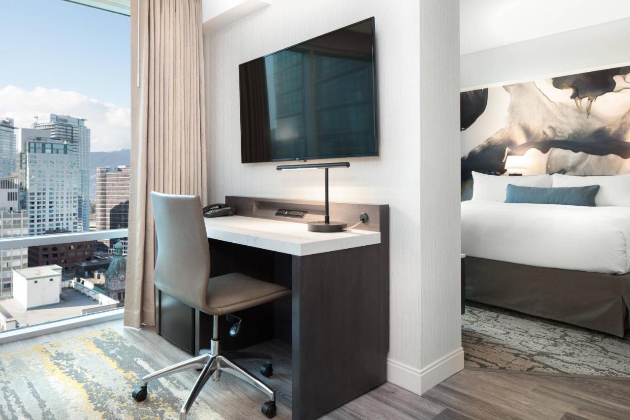 Deluxe Suite Suite 1 King Sofa bed City view High floor